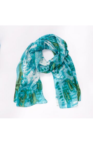 Rechteckiger Schal in Türkis, Weiß und Grün mit abstraktem Muster, leichte transparente Stoffstruktur, geknotet auf weißem Hintergrund