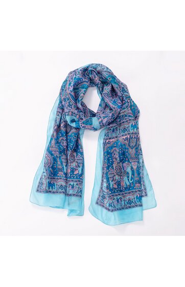 Langer, rechteckiger Schal in Hellblau mit dunkelblauem und lila Ornamentmuster, feiner Stoff, leichte Transparenz, lockere Drapierung ohne sichtbare Verschlüsse