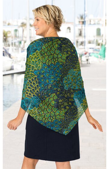 Dreieckiges Tuch, grün und blau mit abstraktem Muster, getragen von stehender Frau von hinten, locker fallend über Schultern, sichtbar feine Struktur