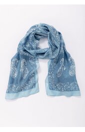 Hellblauer Schal mit Paisley-Muster in Weiß, rechteckig, leicht transparent, locker gefaltet, breite hellblaue Einfassung am Rand