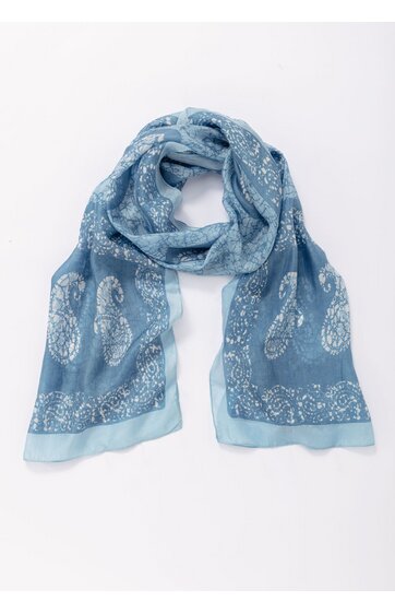 Hellblauer Schal mit Paisley-Muster in Weiß, rechteckig, leicht transparent, locker gefaltet, breite hellblaue Einfassung am Rand