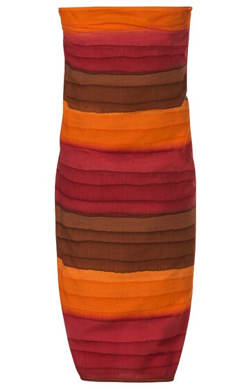 Ärmelloses, eng anliegendes Kleid mit horizontalen Streifen in Orange, Dunkelrot und Braun, knielang, ohne sichtbare Verschlüsse oder Verzierungen