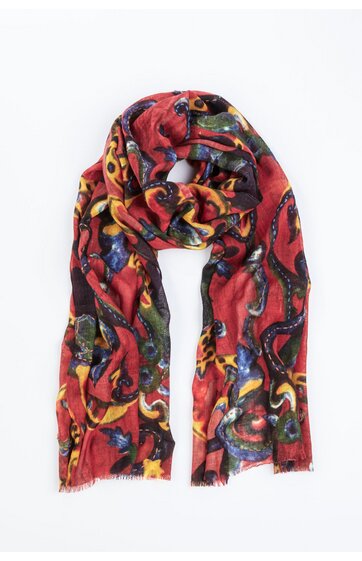 Schal in rot mit buntem abstraktem Muster in Gelb, Blau und Schwarz, rechteckig, dünnes, weiches Gewebe, ausgefranste Enden