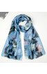 Blauer Schal mit mehrfarbigem abstraktem Blumenmuster, rechteckig, ausgebreitet und locker zusammengerollt, leichte transparente Stoffstruktur
