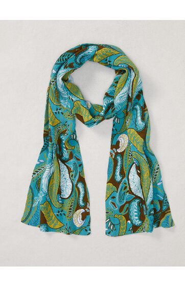 Schal in türkis mit braunem, weißem und grünem abstraktem Blattmuster, lang und rechteckig, locker drapiert auf hellem Hintergrund