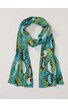 Schal in türkis mit braunem, weißem und grünem abstraktem Blattmuster, lang und rechteckig, locker drapiert auf hellem Hintergrund