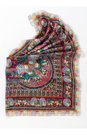 Großes quadratisches Tuch in dunkelrot, grün, blau und beige, mit komplexem Paisley- und Blumenmuster, umlaufendem geometrischem Randmuster, leicht zerknittert und flach liegend