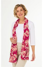 Roter Schal mit beigem Blumenmuster, länglich, locker um den Hals einer stehenden Frau drapiert, keine weiteren sichtbaren Verzierungen