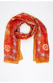 Schal in Orange und Rot mit gelben und weißen Blumenmustern, geometrischen weißen Formen, rechteckig, leicht transparent, auf weißem Hintergrund gelegt