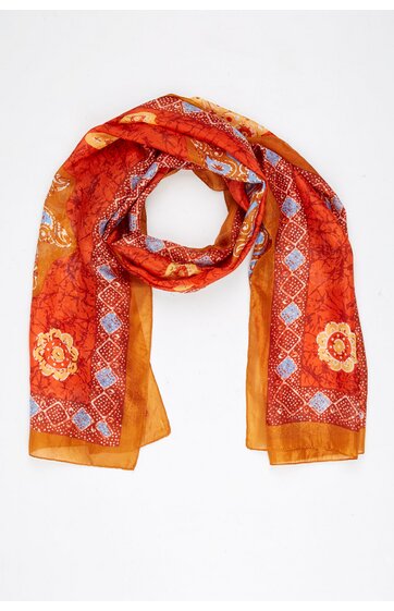 Schal in Orange und Rot mit gelben und weißen Blumenmustern, geometrischen weißen Formen, rechteckig, leicht transparent, auf weißem Hintergrund gelegt