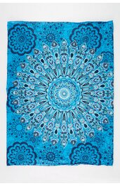 Rechteckiges Tuch in Türkis mit mandalaartigem, symmetrischem Muster in Dunkelblau, Weiß und Schwarz, detailreich gestaltet, flach liegend ohne sichtbare Befestigung