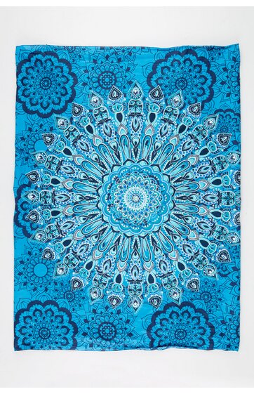 Rechteckiges Tuch in Türkis mit mandalaartigem, symmetrischem Muster in Dunkelblau, Weiß und Schwarz, detailreich gestaltet, flach liegend ohne sichtbare Befestigung