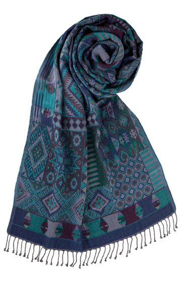 Schal in Blau- und Grüntönen mit geometrischem Muster, länglich, Fransen an den Enden, zusammengerollt und liegend