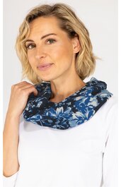 Schlauchschal, dunkelblau mit blau-hellblau-weißen floralen Mustern, locker um den Hals getragen, keine weiteren sichtbaren Details