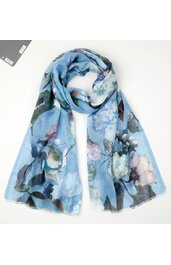 Blauer Schal mit mehrfarbigem abstraktem Blumenmuster, rechteckig, ausgebreitet und locker zusammengerollt, leichte transparente Stoffstruktur