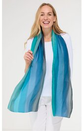 Schal in verschiedenen Blautönen mit Streifenmuster, rechteckig, getragen von lachender Frau mit langem, blondem Haar, weiße lange Ärmel, freistehend