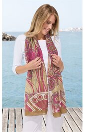 Schal mit paisley- und geometrischem Muster in rosa, beige und braun, rechteckig, getragen von stehender Frau mit weißer, dreiviertellanger Bluse und weißer Hose, locker um den Hals gelegt