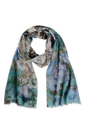 Großer Schal in Hellgrau und Türkistönen mit floralem Muster, rechteckig, leicht transparent, offene Fransen an den Enden