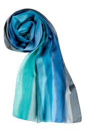 Schal mit Farbverlauf in verschiedenen Blautönen und Weiß, länglich, weich fallend, offen ausgelegt und halb aufgerollt