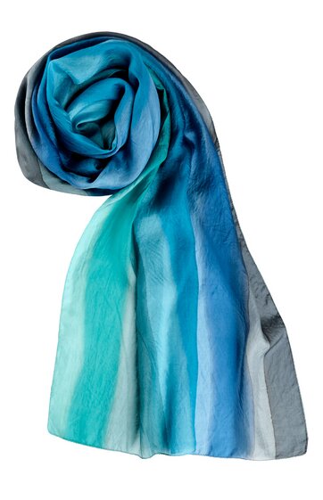 Schal mit Farbverlauf in verschiedenen Blautönen und Weiß, länglich, weich fallend, offen ausgelegt und halb aufgerollt