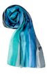 Schal mit Farbverlauf in verschiedenen Blautönen und Weiß, länglich, weich fallend, offen ausgelegt und halb aufgerollt