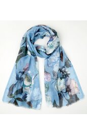 Blauer Schal mit mehrfarbigem abstraktem Blumenmuster, rechteckig, ausgebreitet und locker zusammengerollt, leichte transparente Stoffstruktur