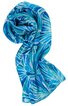 Schal in verschiedenen Blautönen mit abstraktem, wellenförmigem Muster, rechteckig, dünn und leicht, locker zusammengerollt