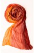 Schal in orange und rot mit Farbverlauf, leicht transparent, gekräuselt und locker zusammengerollt, rechteckig, weiche Struktur sichtbar