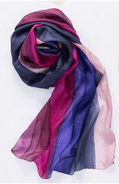 Langer Schal mit Farbverlauf in Rosa, Magenta, Blau, Dunkelblau und Hellrosa, transparenter und leichter Stoff, locker zusammengerollt auf weißem Hintergrund