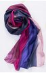 Langer Schal mit Farbverlauf in Rosa, Magenta, Blau, Dunkelblau und Hellrosa, transparenter und leichter Stoff, locker zusammengerollt auf weißem Hintergrund