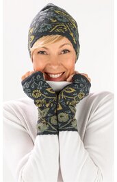 Gestrickte Mütze und Fingerlose Handschuhe in Anthrazit mit gelb und hellblau floralem Muster, Mütze spitz zulaufend, Handschuhe lang, getragen von lächelnder Person in weißem Oberteil, eng anliegend