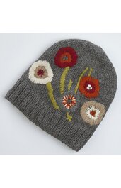 Grau melierte gestrickte Mütze mit mehrfarbigem Blumenmuster in Rot, Weiß, Orange und Grün, gerippter Bund, runde Form