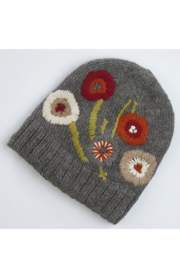 Grau melierte gestrickte Mütze mit mehrfarbigem Blumenmuster in Rot, Weiß, Orange und Grün, gerippter Bund, runde Form