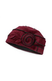 Bordeauxroter Damenhut mit schwarzer Kordel, asymmetrisches Design mit aufgesetztem Spiralmotiv und Blattapplikation, abgerundete Form, eng anliegend