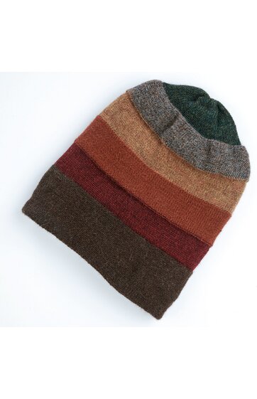 Mehrfarbige Strickmütze mit breiten querliegenden Streifen in Grün, Hellgrau, Hellbraun, Rotbraun und Dunkelbraun, abgerundete Form ohne sichtbare Verzierungen