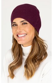 Dunkelrote Strickmütze mit Rippstruktur, enganliegend, getragen von lächelnder Frau mit langen, gewellten braunen Haaren, weiße langärmlige Oberbekleidung