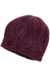 Strickmütze in dunklem Burgunderrot, mit Zopfmuster und erhabener Struktur, runde Form ohne sichtbare Verzierungen