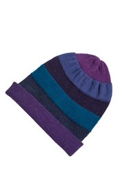 Gestrickte Mütze in Lila und Blau, mit horizontalen Streifen in verschiedenen Farbtönen, abgerundete Form, kein sichtbarer Verschluss oder Verzierungen