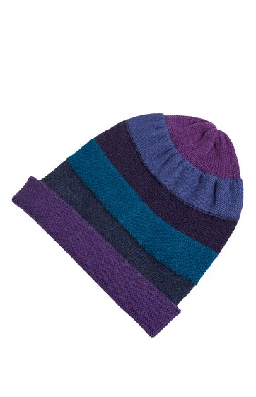 Gestrickte Mütze in Lila und Blau, mit horizontalen Streifen in verschiedenen Farbtönen, abgerundete Form, kein sichtbarer Verschluss oder Verzierungen