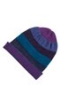 Gestrickte Mütze in Lila und Blau, mit horizontalen Streifen in verschiedenen Farbtönen, abgerundete Form, kein sichtbarer Verschluss oder Verzierungen