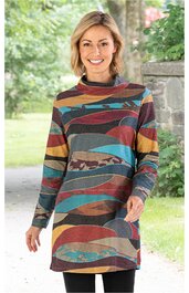 Langärmeliges Longshirt in bunten, geschwungenen Farbflächen in Braun, Blau, Senfgelb und Rot, hoher Rundhalsausschnitt, gerade geschnitten, getragen von stehender Frau im Freien