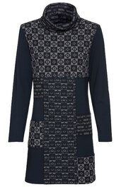 Dunkelblaues Langarmshirt mit Polokragen, Vorderseite mit quadratischem Patchwork-Muster in Grau und Schwarz, verlängert, leicht tailliert