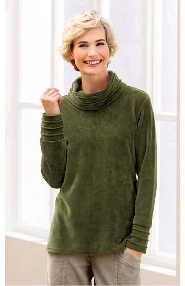 Olivgrüner Pullover mit Stehkragen, lange Ärmel mit abgestuften Bündchen, gerade geschnitten, getragen von lächelnder stehender Person mit blonden kurzen Haaren, legere Passform