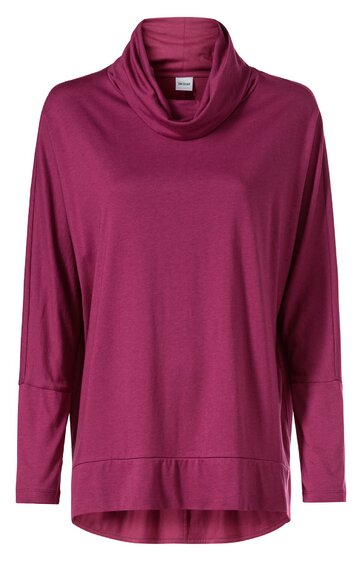 Langärmliges, beerenfarbenes Damenoberteil, einfarbig, großer Rollkragen, lockere Passform, längerer, abgerundeter Saum hinten, gerade Ärmel