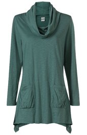 Langärmliges Tunika-Shirt in petrolgrün mit weitem Rollkragen, asymmetrischem Saum, zwei aufgesetzten Taschen vorne, lockere Passform