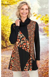 Langärmliges Damenoberteil in Schwarz mit orange-rotem Blumenmuster, asymmetrisches Schnittdesign, Rollkragen, locker sitzend, getragen von lächelnder stehender Frau