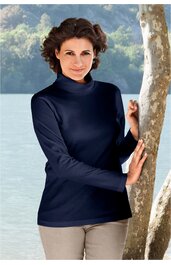 Marineblauer Rollkragenpullover, langärmlig, schlichter Schnitt, getragen von stehender Frau, die sich an Baumstamm lehnt