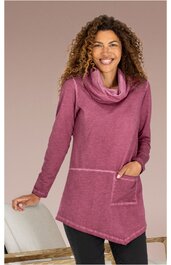 Rosa Longpullover mit asymmetrischem Saum, großer Schalkragen, lange Ärmel, aufgesetzte Tasche vorne rechts, getragen von lächelnder stehender Frau mit lockigen Haaren