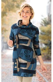 Langärmliges Tunika-Kleid in petrolblau mit abstraktem geometrischem Muster in Hellblau und Beige, Stehkragen, gerade geschnitten, getragen von stehender Frau mit leicht angewinkeltem Arm