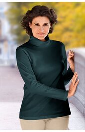 Dunkelgrüner Langarm-Pullover mit Stehkragen, weit geschnitten, getragen von stehender Frau, keine Muster, glatte Oberfläche